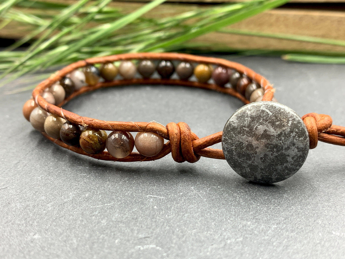 Wickelarmband Versteinertes Holz und Leder Vintage Stil - Bohoarmband Festivalstil- viele Edelsteine möglich - Geschenk Perlenarmband unisex