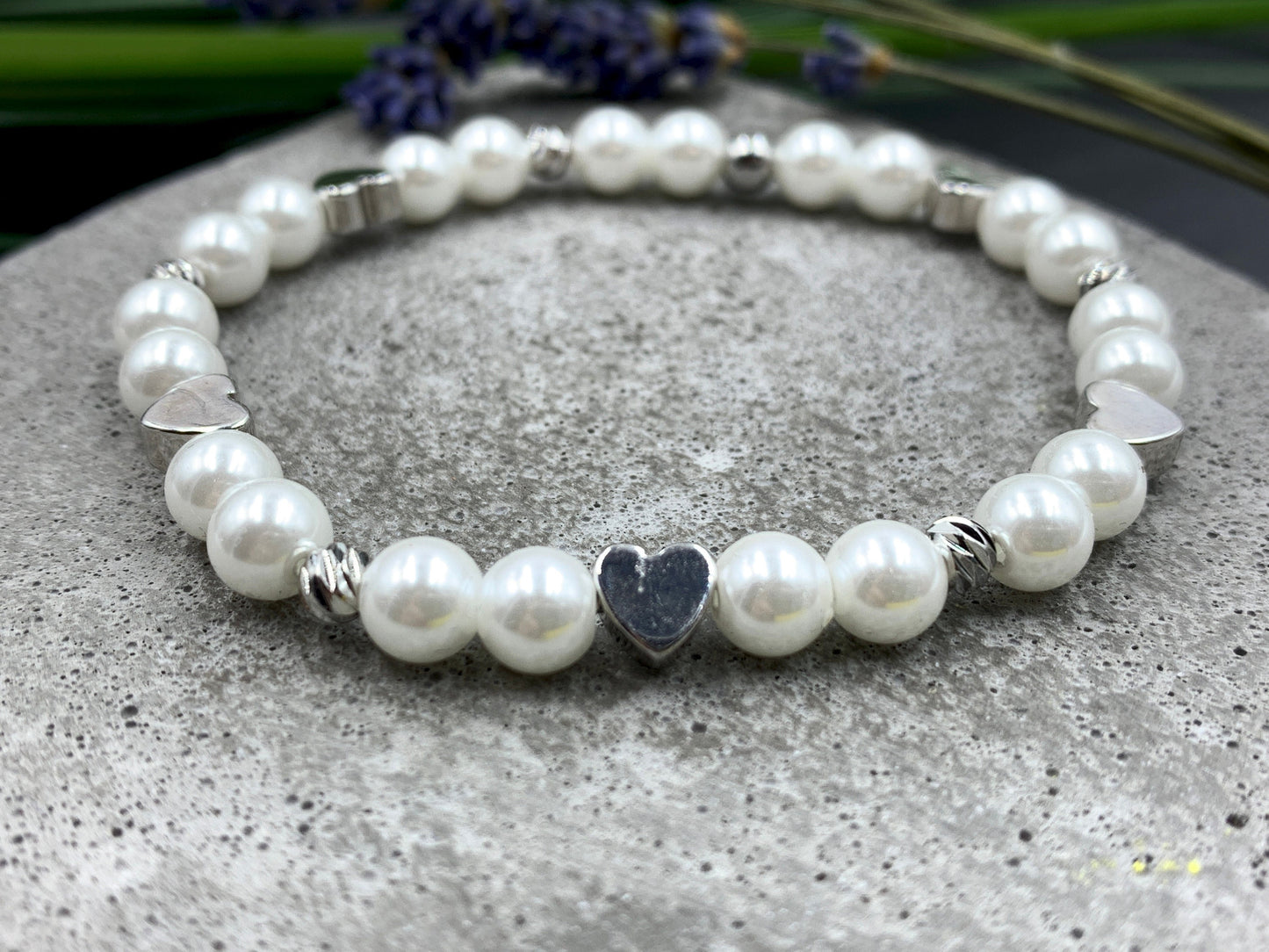 Armband Braut weiß gewachste Glasperlen Perlmuttimitat Herz Platiniert - Brautschmuck Perlenarmband Hochzeit JGA Erinnerungsarmband heiraten