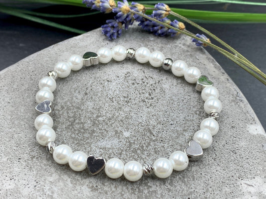 Armband Braut weiß gewachste Glasperlen Perlmuttimitat Herz Platiniert - Brautschmuck Perlenarmband Hochzeit JGA Erinnerungsarmband heiraten