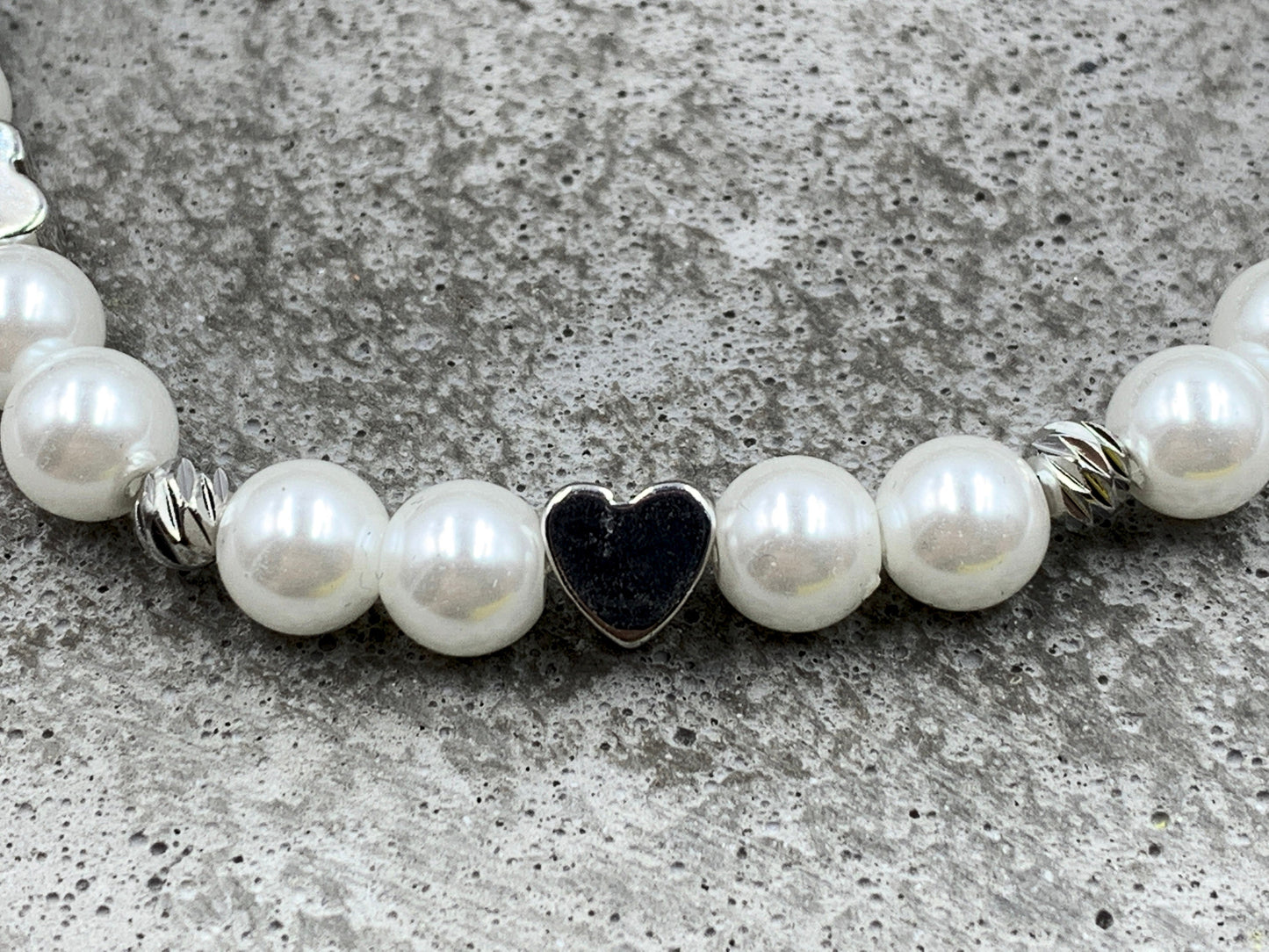 Armband Braut weiß gewachste Glasperlen Perlmuttimitat Herz Platiniert - Brautschmuck Perlenarmband Hochzeit JGA Erinnerungsarmband heiraten