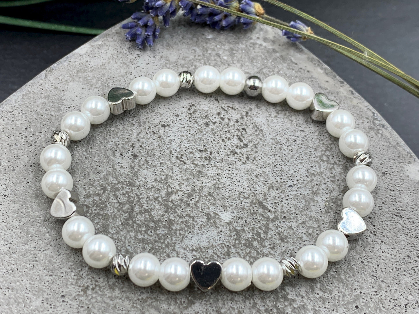 Armband Braut weiß gewachste Glasperlen Perlmuttimitat Herz Platiniert - Brautschmuck Perlenarmband Hochzeit JGA Erinnerungsarmband heiraten