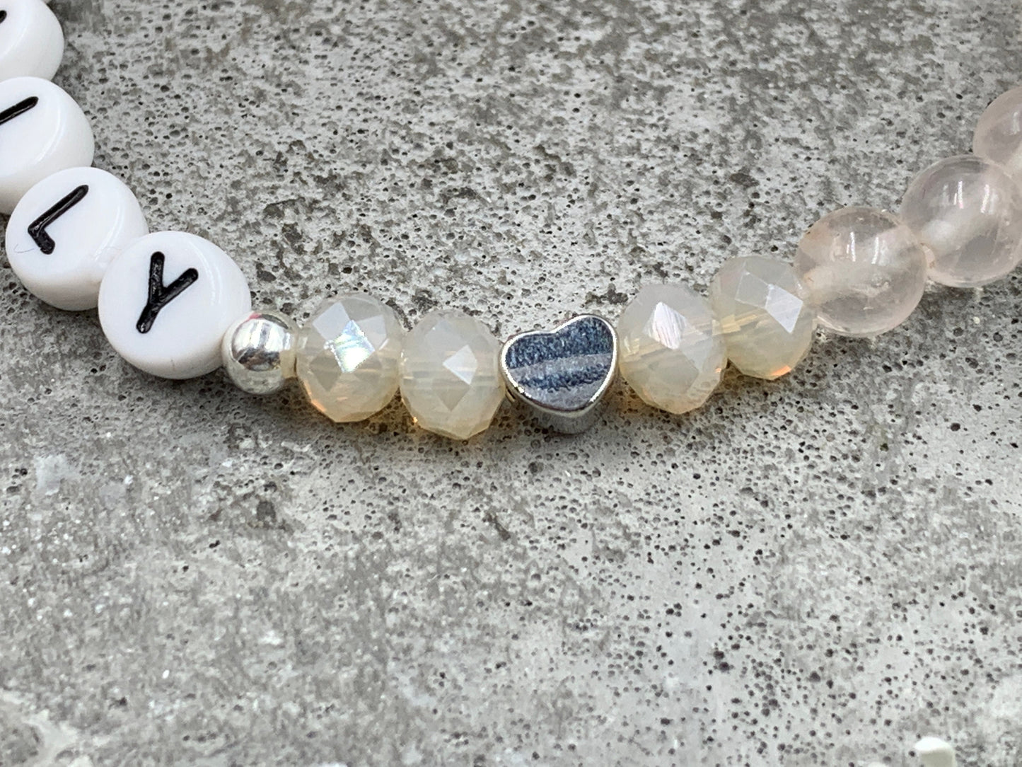 Namensarmband Rosenquarz Lilly - 925 Silber Perlen - Herz Messing Platiniert - Geschenk Mädchen Mama Liebe Perlenarmband - Edelstein wählbar