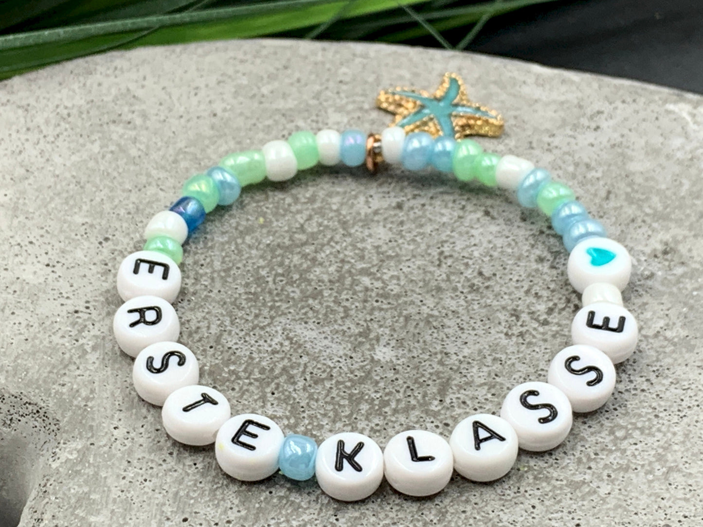 Armband Erste Klasse Grün Blau Rocailles - Glückbringer Perlenarmband erster Schultag Geschenk für Schulkind - viele Farben personalisierbar