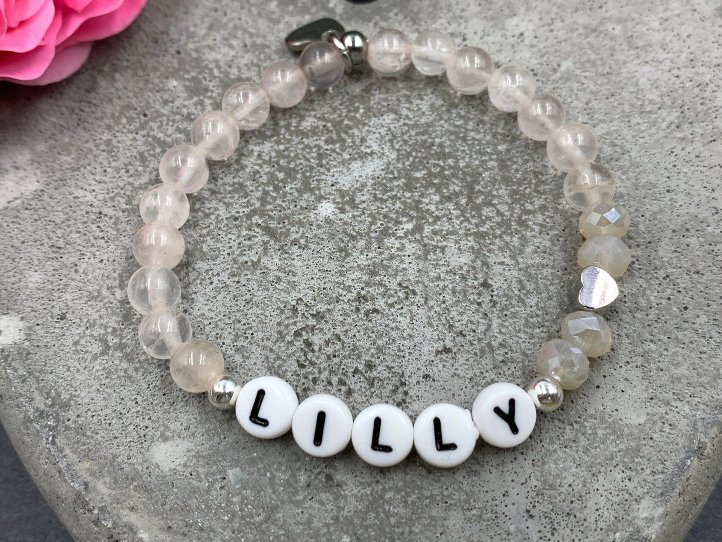 Namensarmband Rosenquarz Lilly - 925 Silber Perlen - Herz Messing Platiniert - Geschenk Mädchen Mama Liebe Perlenarmband - Edelstein wählbar