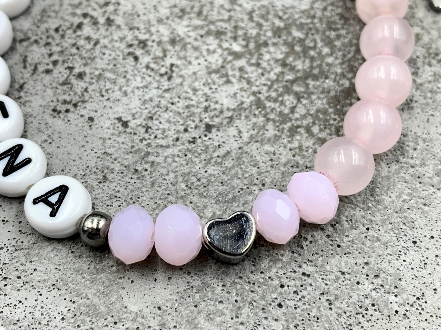 Perlenarmband Rosenquarz mit Namen - Namensarmband mit Herz Platiniert - 925 Silber Perlen - echte Edelsteine nach Wunsch - Geschenk Liebe