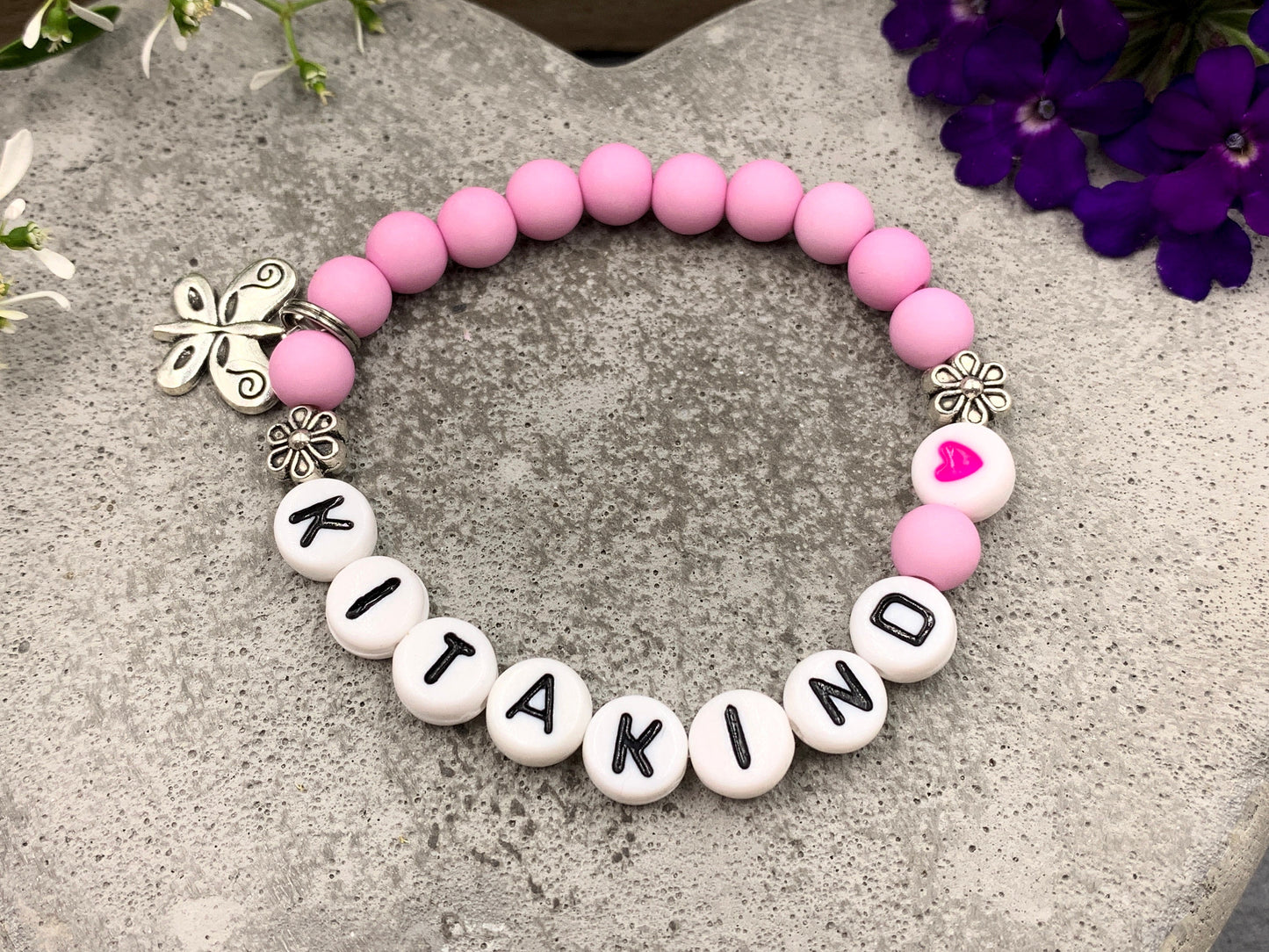 Armband Kitakind Rosa Acryl Schmetterling - Geschenk erster Kitatag Perlenarmband Mädchen Glücksbringer Kindergarten - viele Farben