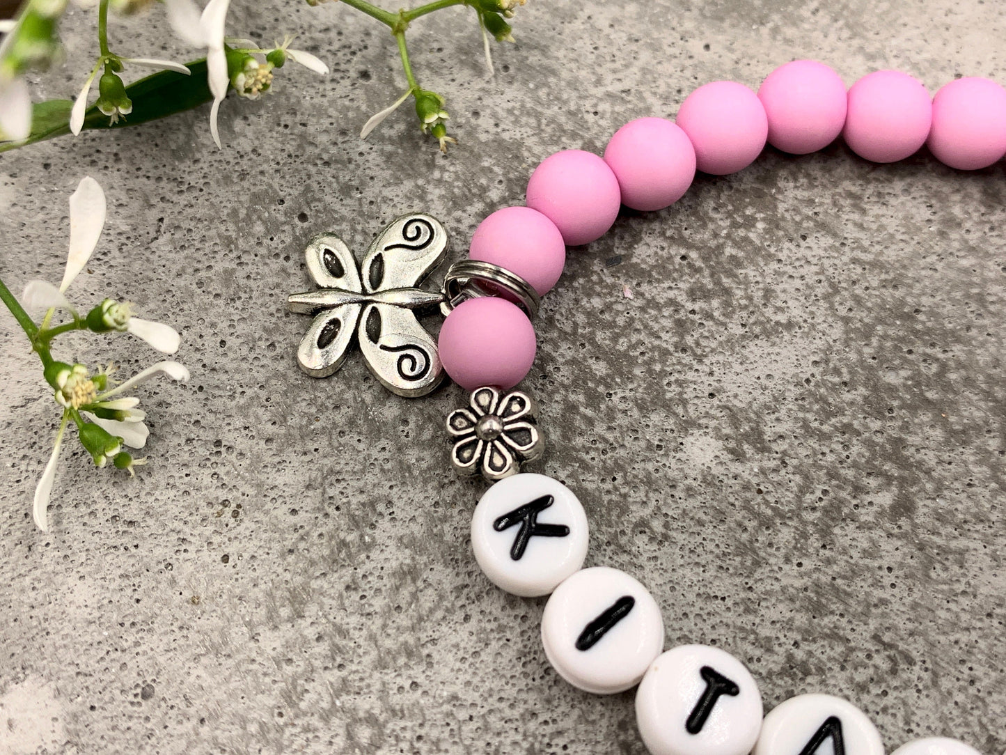 Armband Kitakind Rosa Acryl Schmetterling - Geschenk erster Kitatag Perlenarmband Mädchen Glücksbringer Kindergarten - viele Farben
