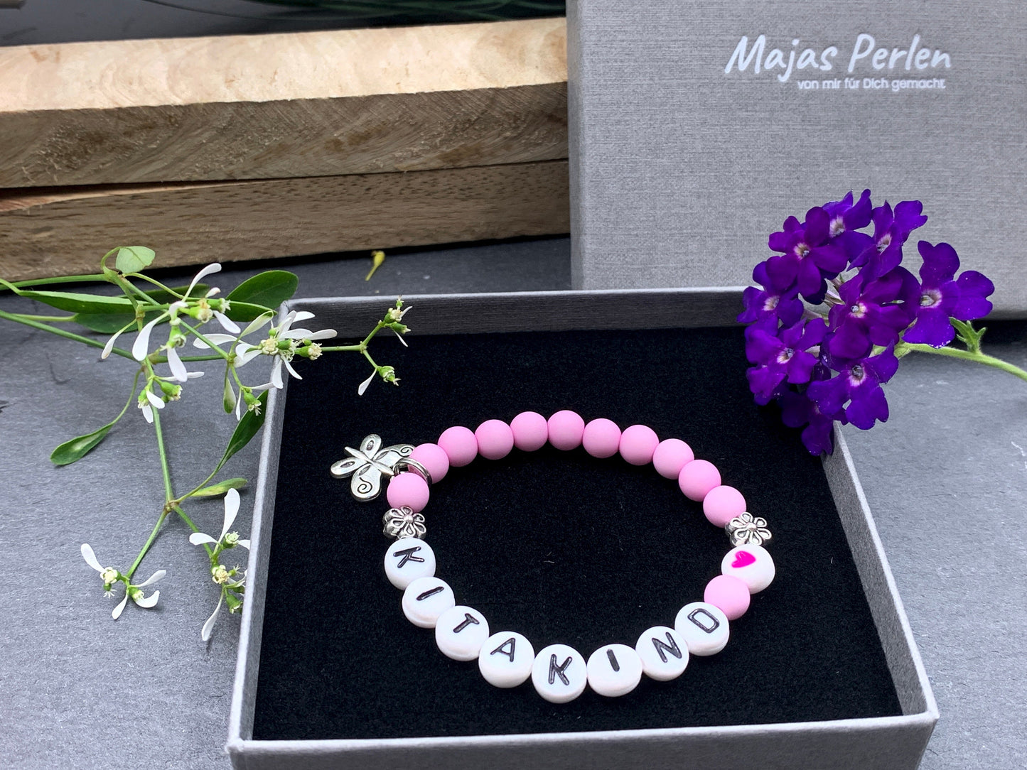Armband Kitakind Rosa Acryl Schmetterling - Geschenk erster Kitatag Perlenarmband Mädchen Glücksbringer Kindergarten - viele Farben