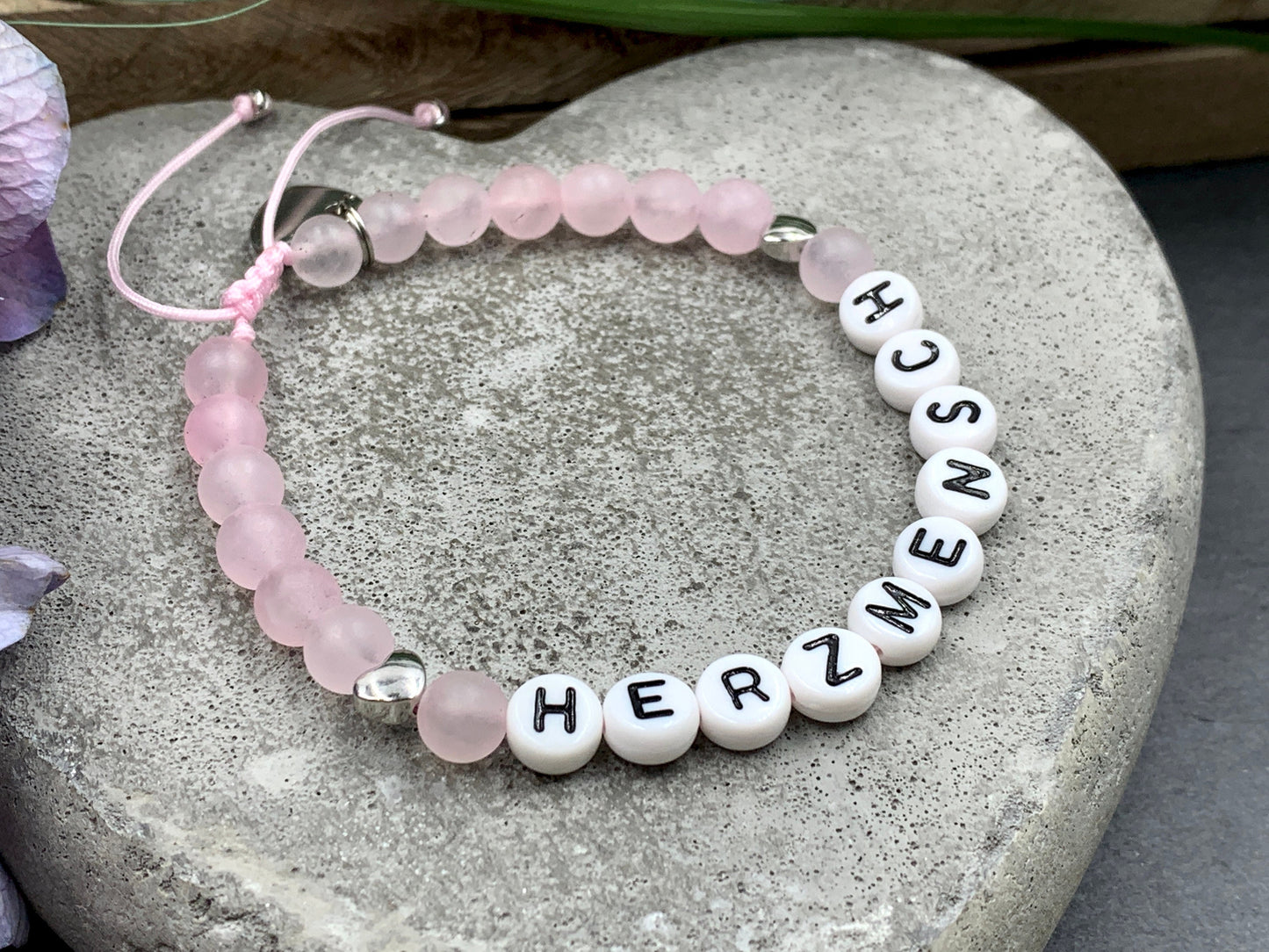 Perlenarmband Rosenquarz Name Makramee Herz platiniert - Geschenk Geburt Liebe Andenken Lieblingsmensch - Wunschedelstein personalisierbar