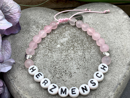 Perlenarmband Rosenquarz Name Makramee Herz platiniert - Geschenk Geburt Liebe Andenken Lieblingsmensch - Wunschedelstein personalisierbar
