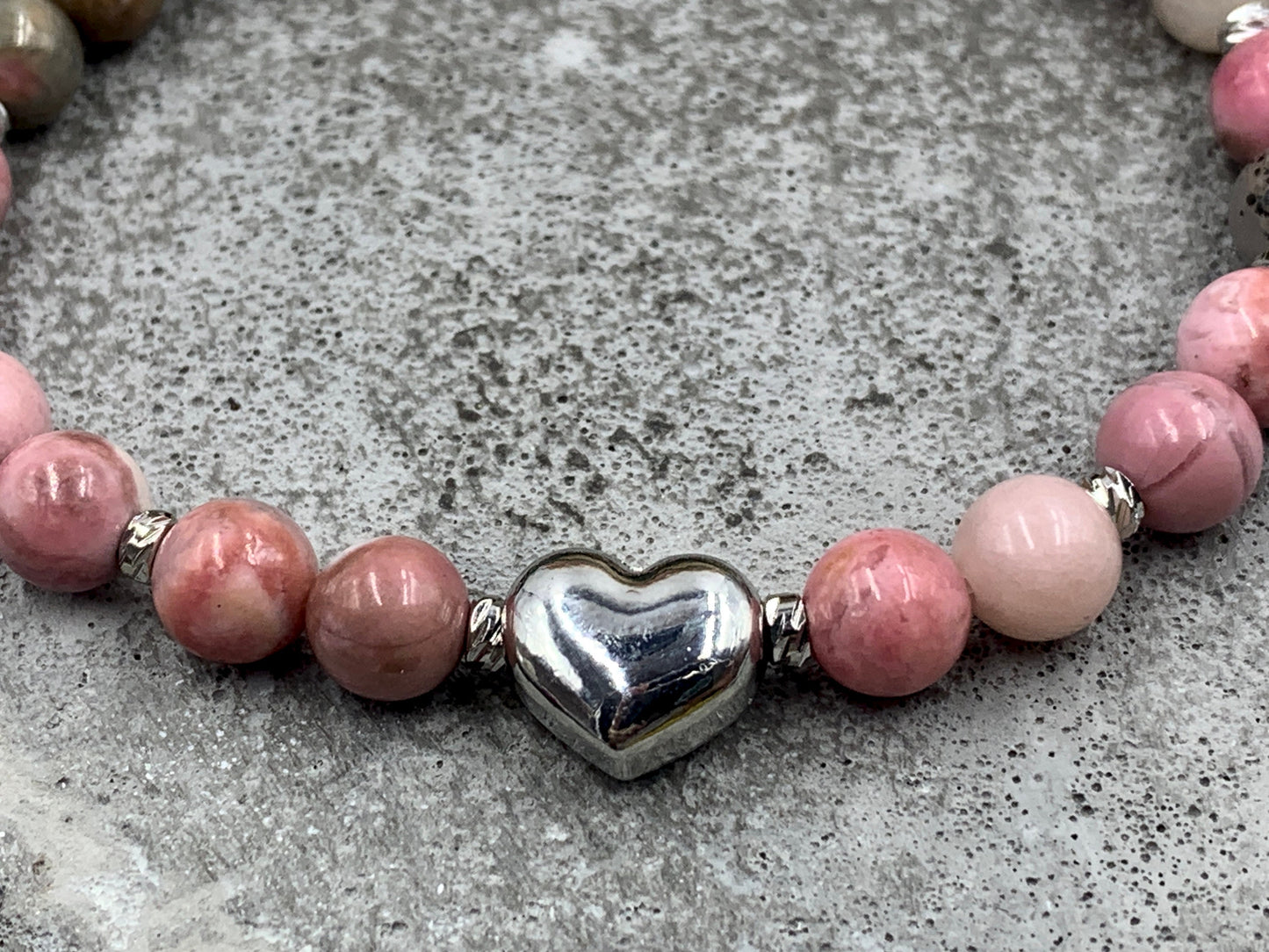 Armband Rhodonit Herz Edelstahl Facettenperlen platiniert - Geschenk beste Freundin Liebe Glück - spirituelles Perlenarmband Wunschedelstein