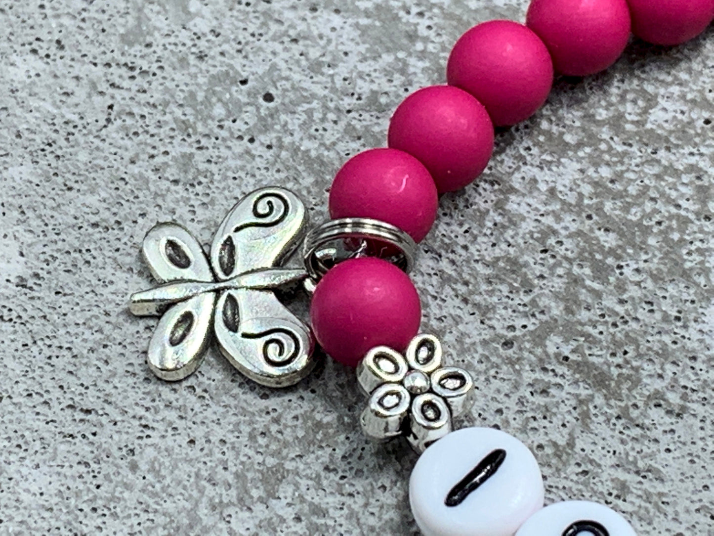 Armband mit Namen Isabella Beere Acryl 6 mm - Namensarmband Geschenk Mädchen Kinderarmband - viele Farben - anpassbar