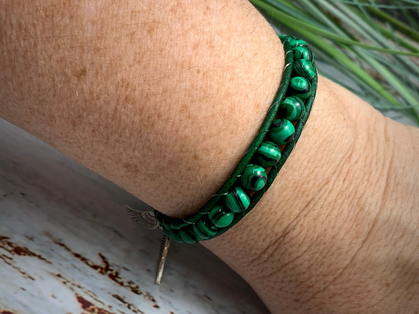 Wickelarmband Malachtit und Leder - Armband gewickelt Bohostil Engelsflügelcharms - Geschenk Liebe beste Freundin