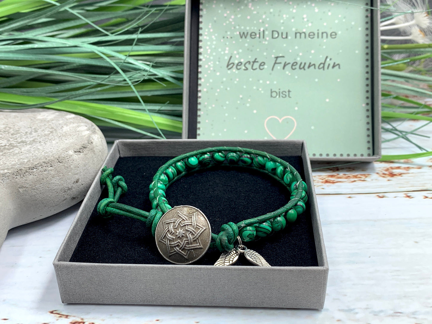 Wickelarmband Malachtit und Leder - Armband gewickelt Bohostil Engelsflügelcharms - Geschenk Liebe beste Freundin