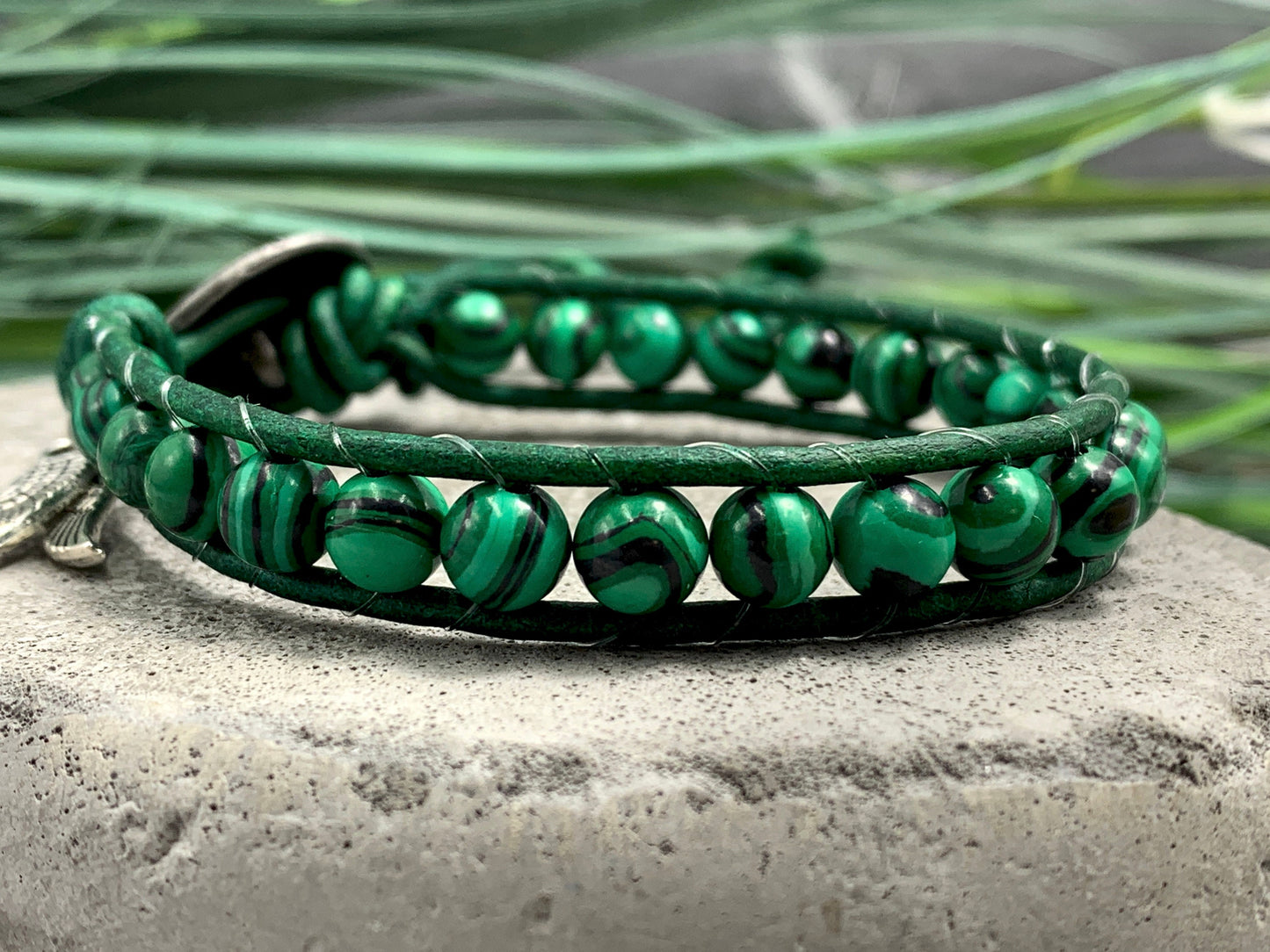 Wickelarmband Malachtit und Leder - Armband gewickelt Bohostil Engelsflügelcharms - Geschenk Liebe beste Freundin