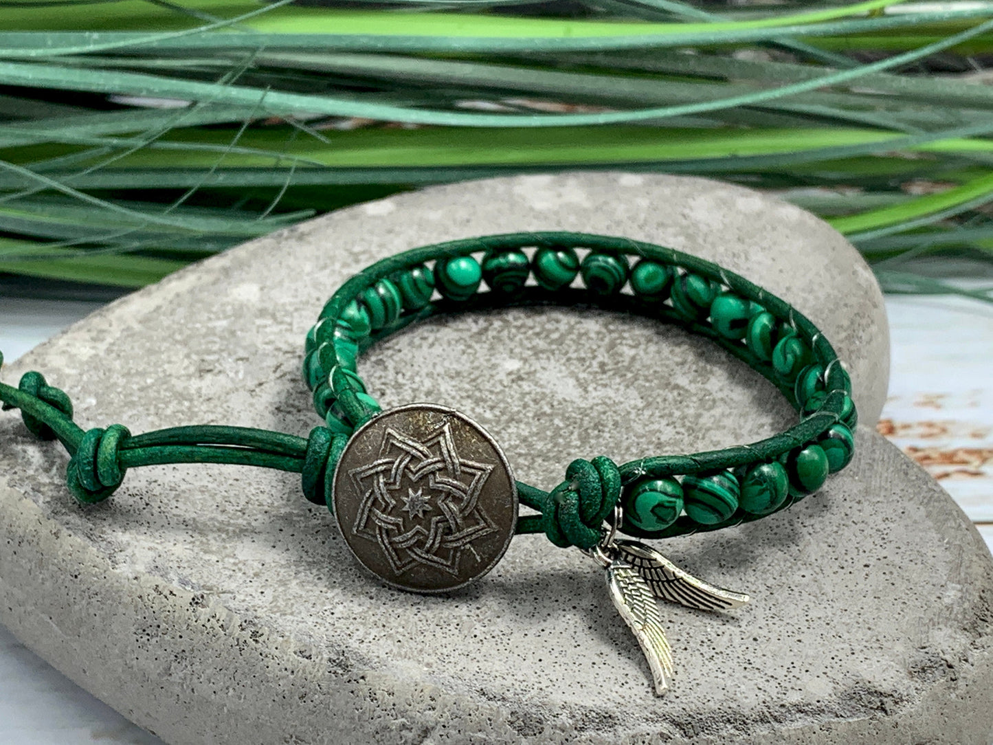 Wickelarmband Malachtit und Leder - Armband gewickelt Bohostil Engelsflügelcharms - Geschenk Liebe beste Freundin