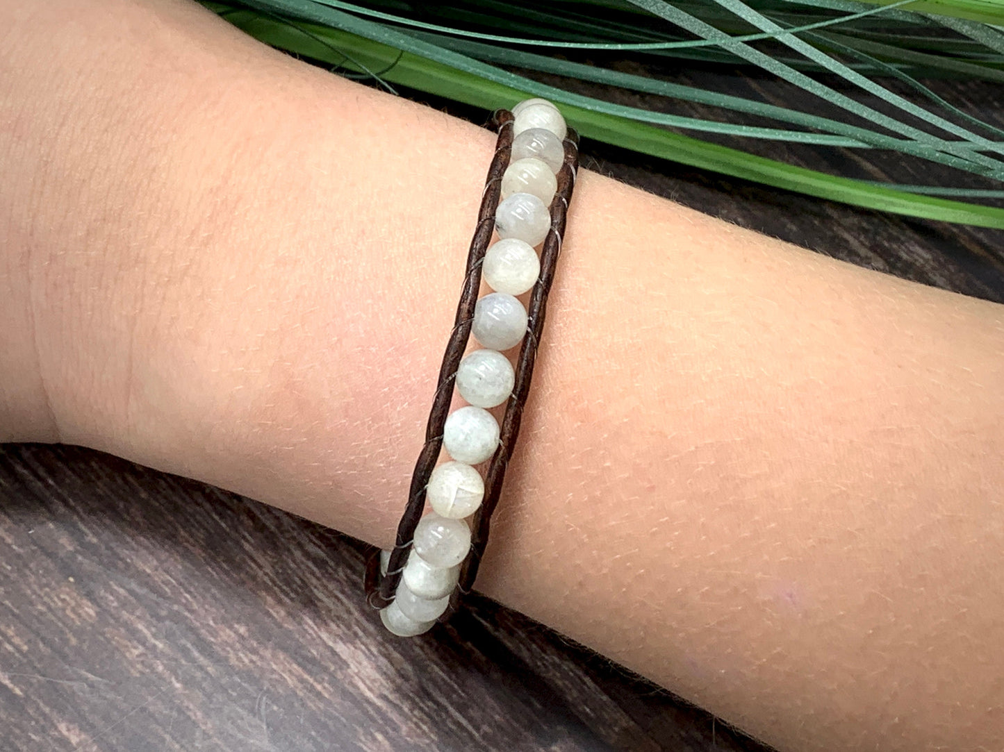 Wickelarmband Mondstein echter Naturstein und Leder - Armband gewickelt Bohostil - Geschenk Mama Liebe Glück - Wunschedelstein