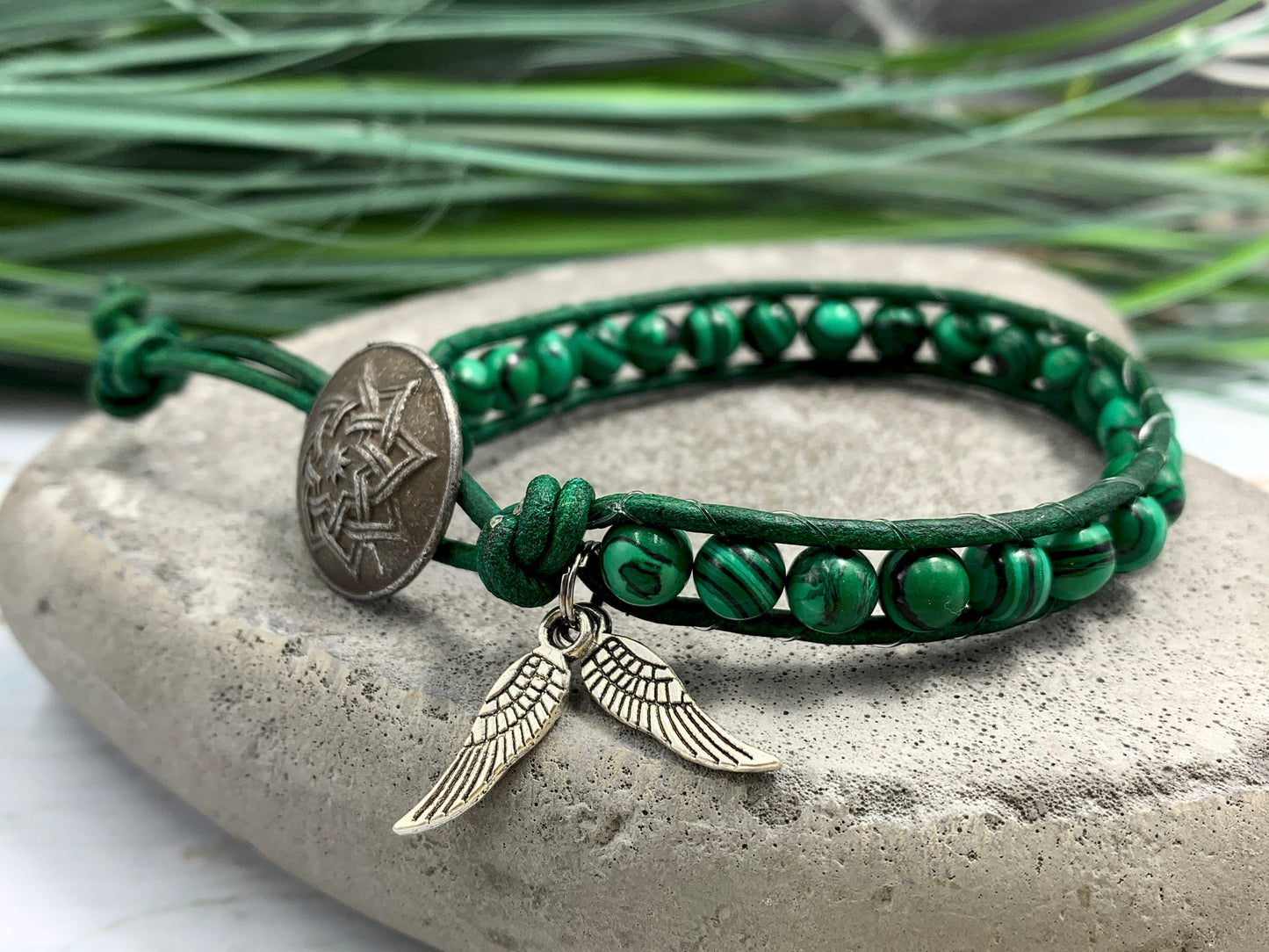 Wickelarmband Malachtit und Leder - Armband gewickelt Bohostil Engelsflügelcharms - Geschenk Liebe beste Freundin