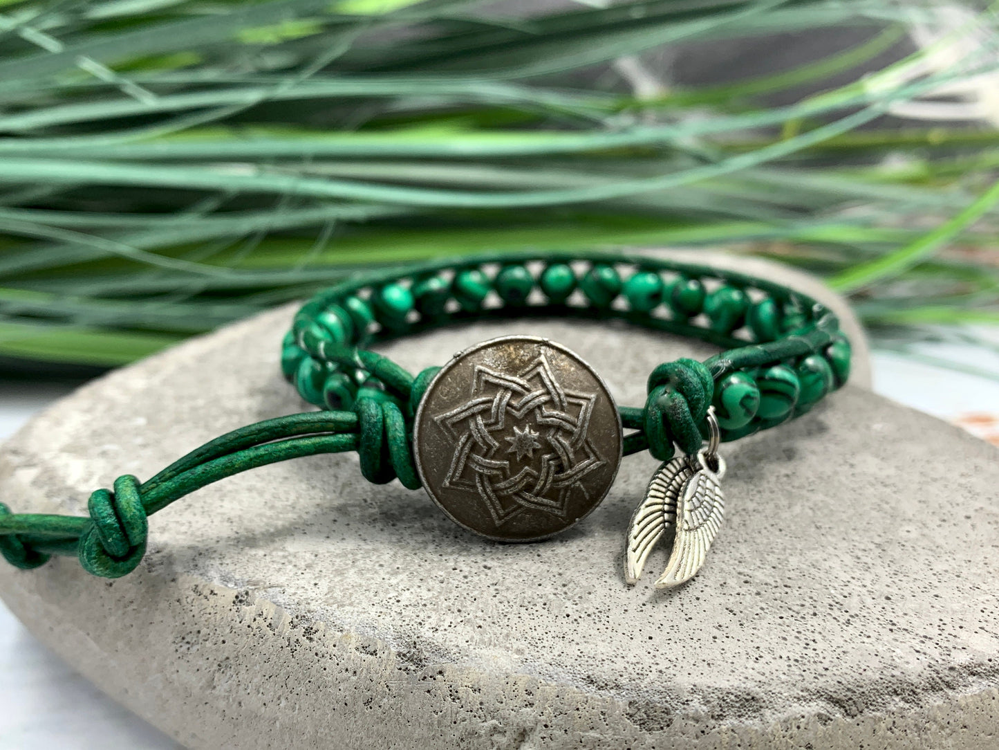 Wickelarmband Malachtit und Leder - Armband gewickelt Bohostil Engelsflügelcharms - Geschenk Liebe beste Freundin