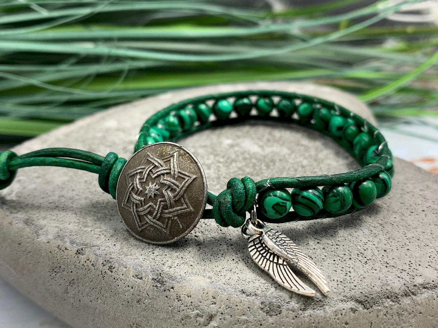 Wickelarmband Malachtit und Leder - Armband gewickelt Bohostil Engelsflügelcharms - Geschenk Liebe beste Freundin