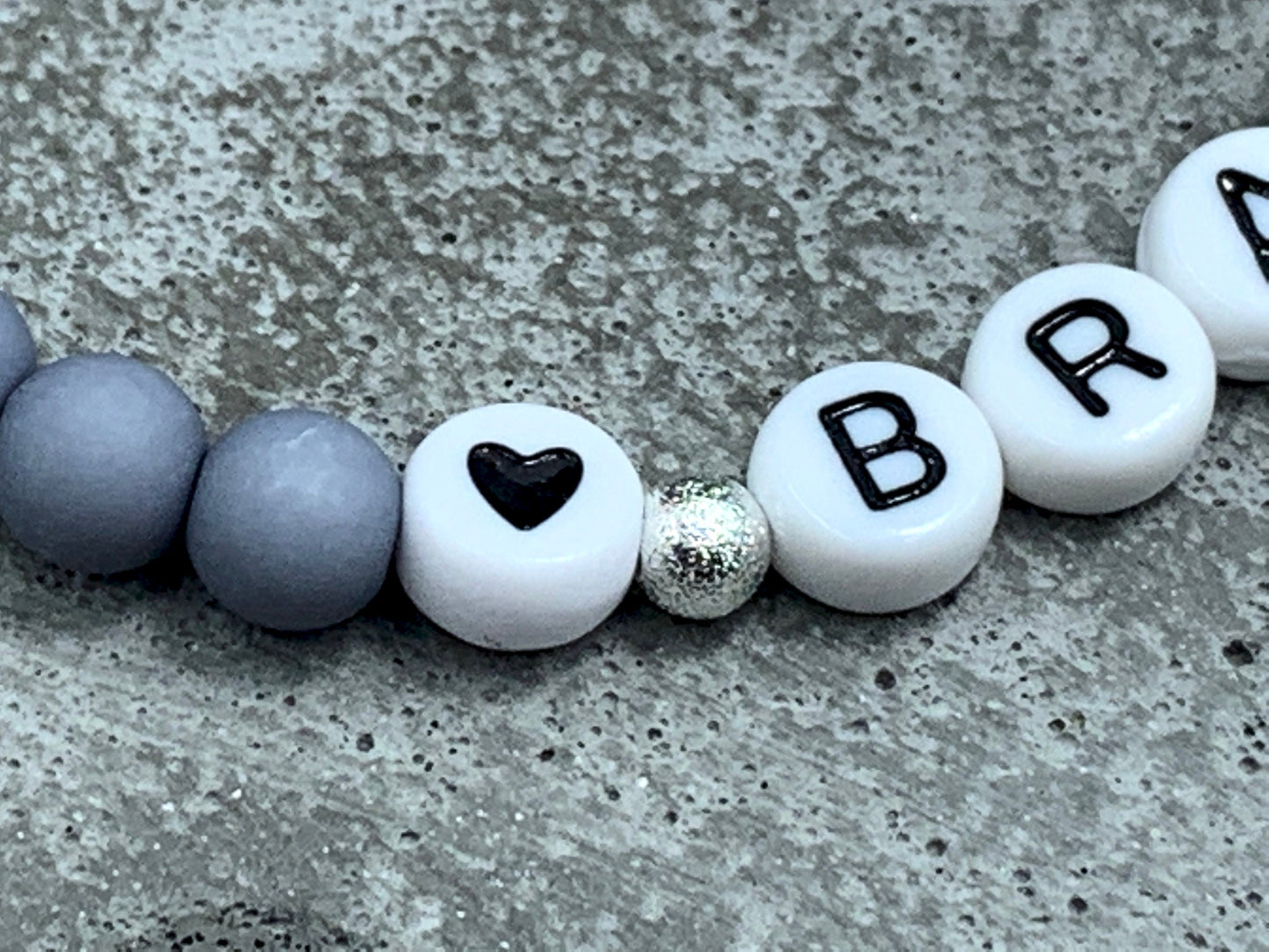 Armband Brautmama Grau Perlen Acryl 6 mm - Geschenk Brautmutter JGA Team Braut Andenken an Hochzeit - viele Farben
