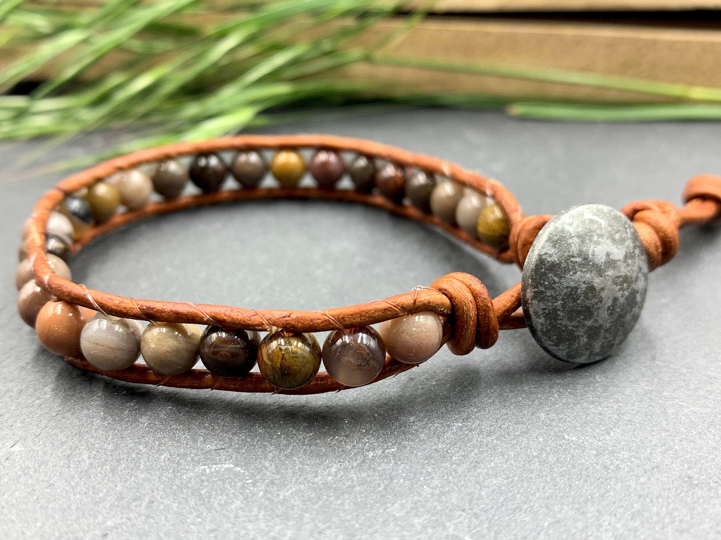 Wickelarmband Versteinertes Holz und Leder Vintage Stil - Bohoarmband Festivalstil- viele Edelsteine möglich - Geschenk Perlenarmband unisex