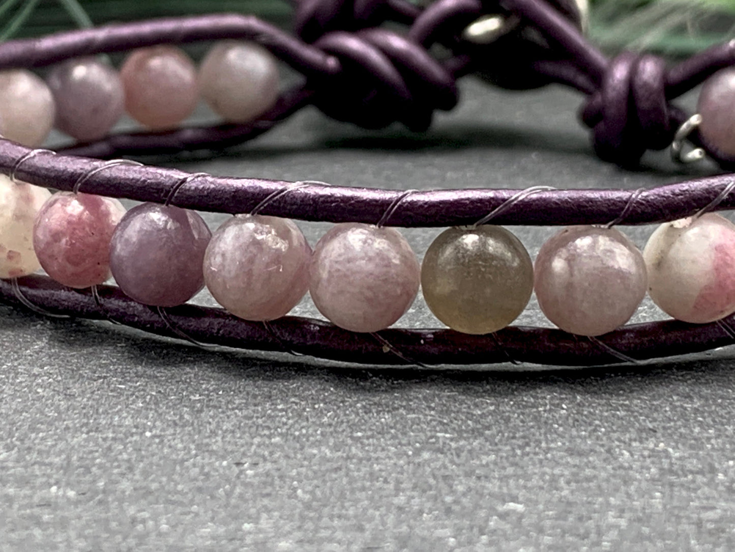 Wickelarmband Lepidolith echter Naturstein und Leder - gewickeltes Bohoarmband -  Geschenk beste Freundin - Wunschedelstein