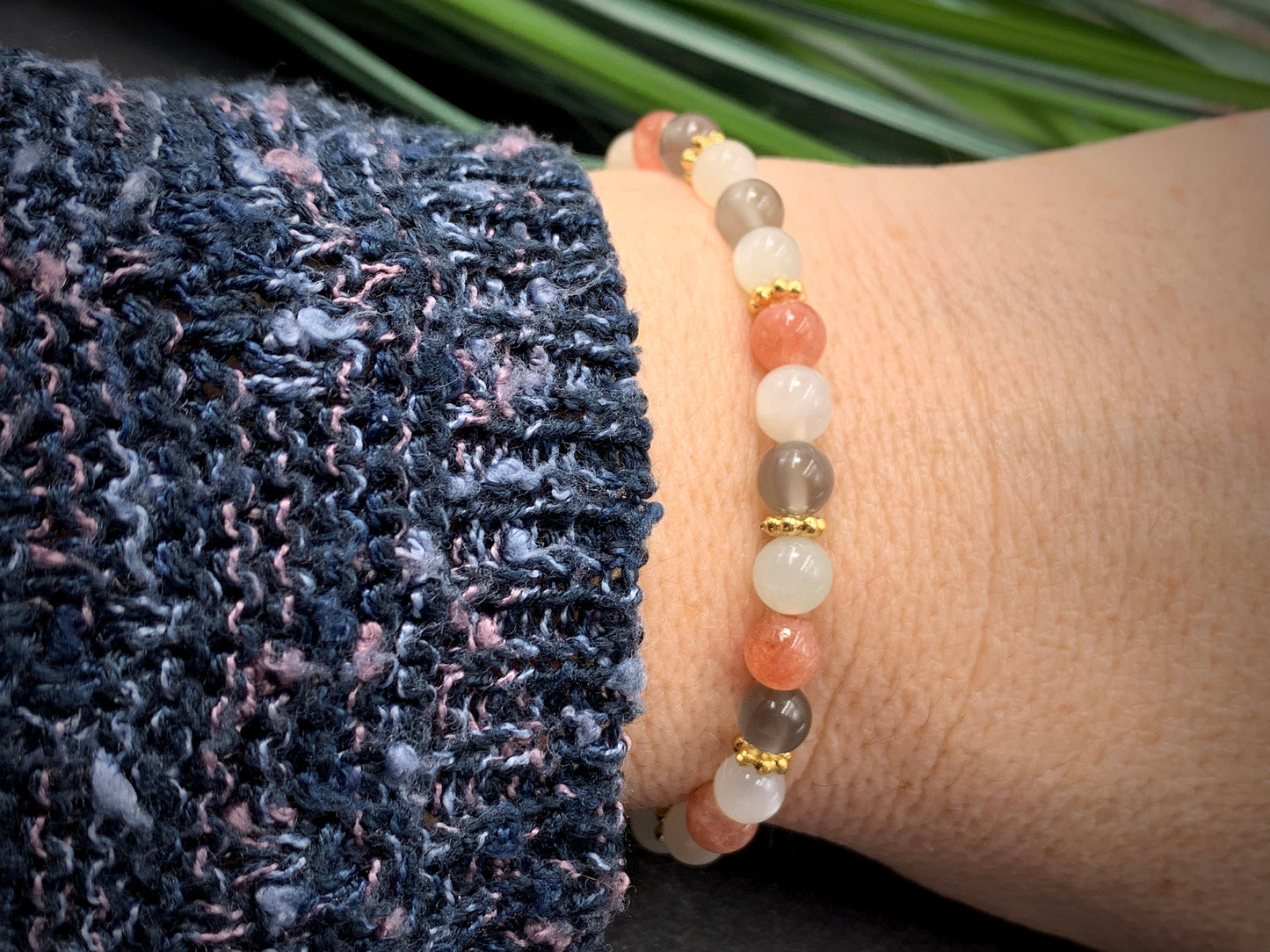 Spirituelles Perlenarmband verschiedene Mondstein Variationen -  Daisyperlen echt Vergoldet - Weiblichkeit Selbstliebe emotionale Stabilität