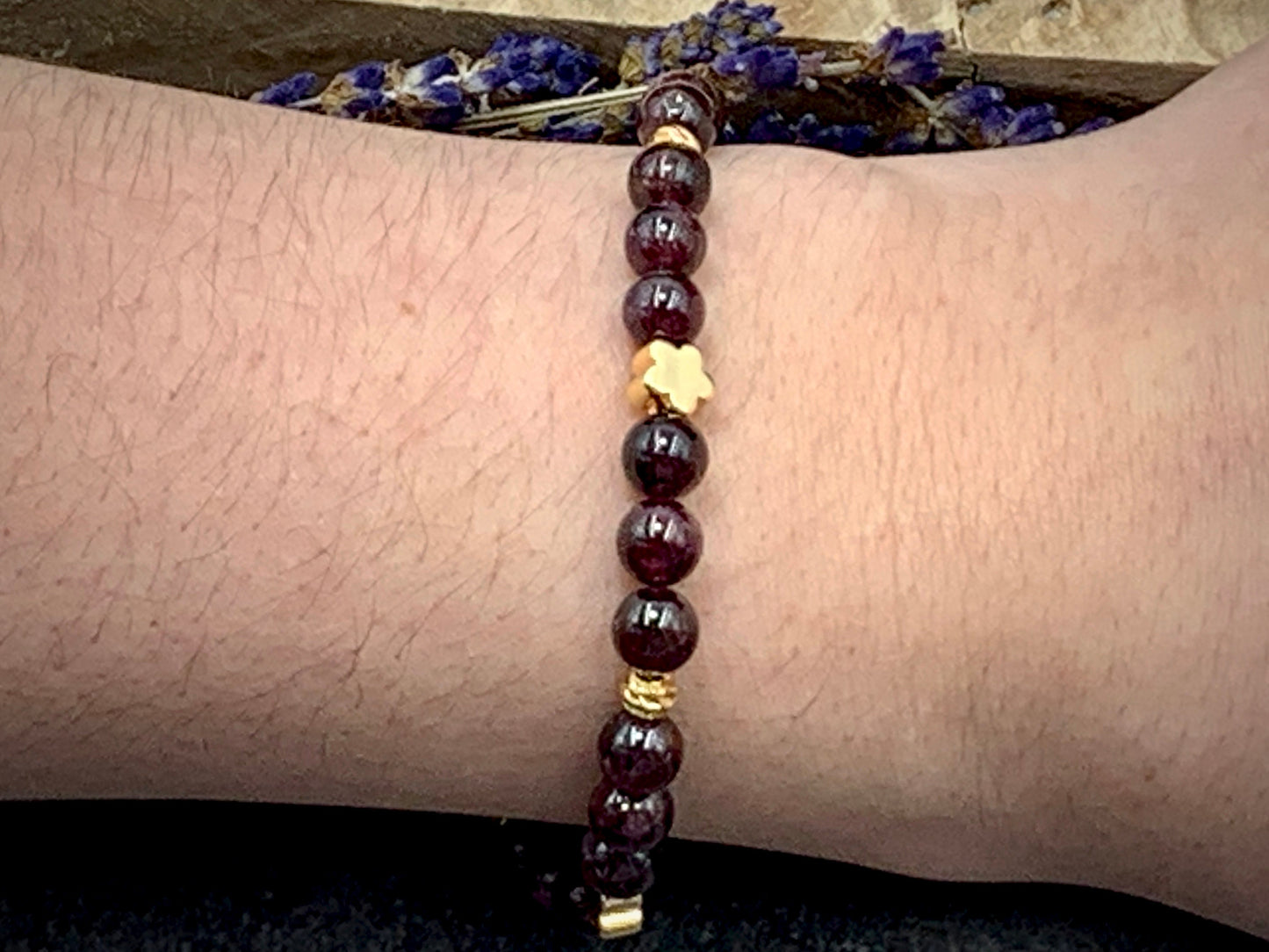 Perlenarmband Granat vergoldet - Makramee Größe einstellbar - diverse Edelsteine - Geschenk Lieblingsmensch Glück Mama Mut Kraft