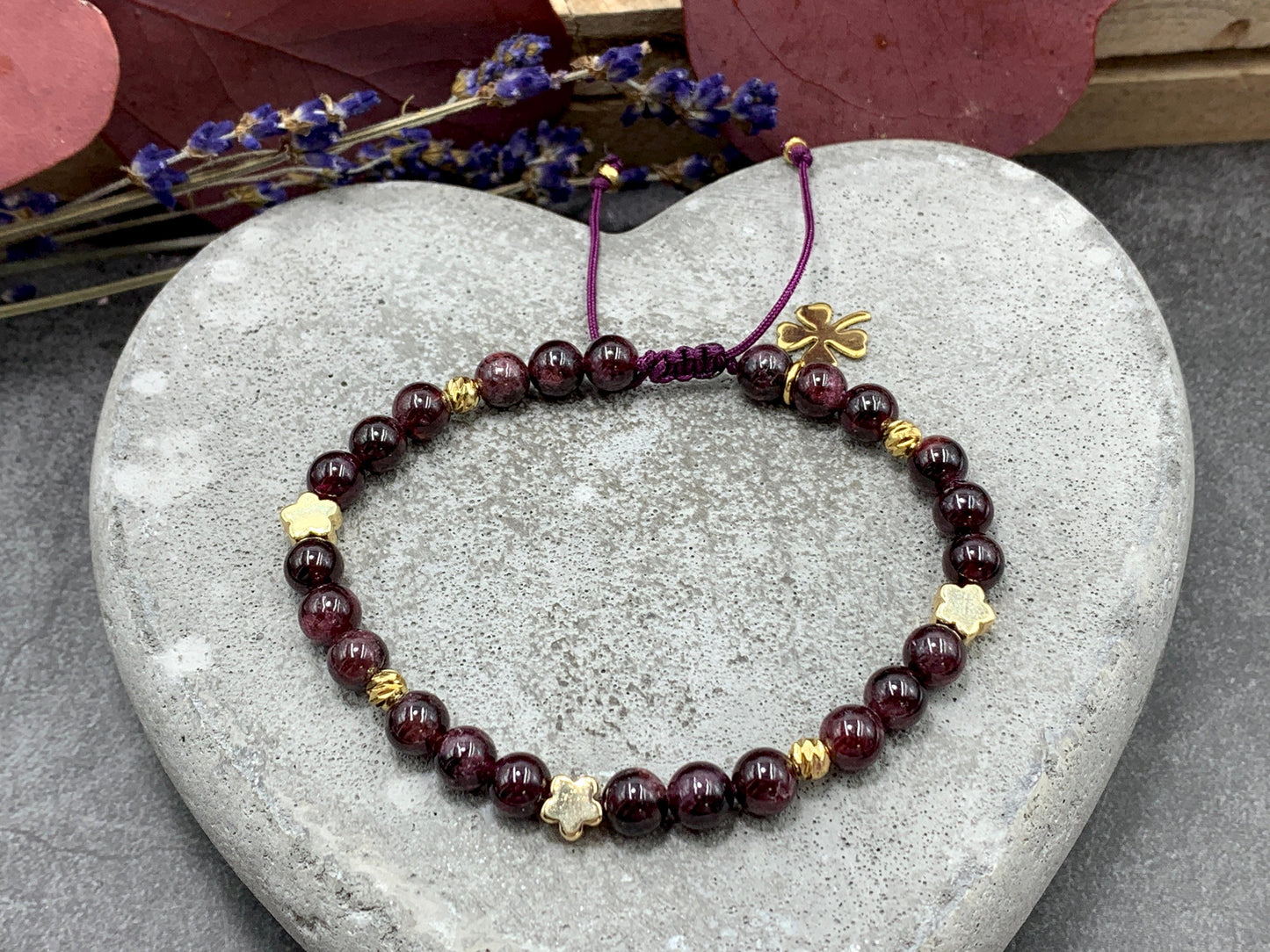 Perlenarmband Granat vergoldet - Makramee Größe einstellbar - diverse Edelsteine - Geschenk Lieblingsmensch Glück Mama Mut Kraft