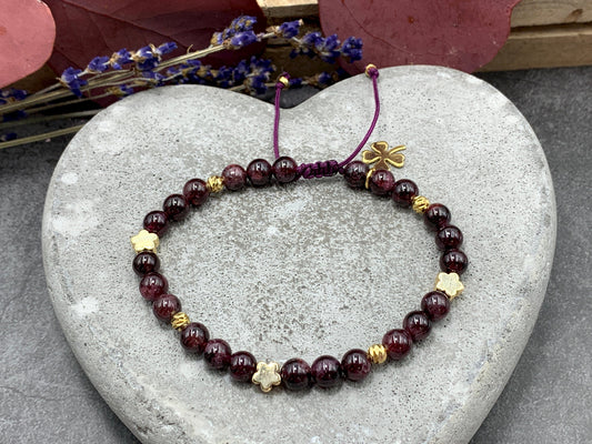 Perlenarmband Granat vergoldet - Makramee Größe einstellbar - diverse Edelsteine - Geschenk Lieblingsmensch Glück Mama Mut Kraft
