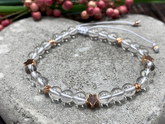 Armband Bergkristall echter Naturstein 6mm - Blumen vergoldet - Makramee Größe einstellbar - Geschenk Liebe Glücksarmband Schutzstein