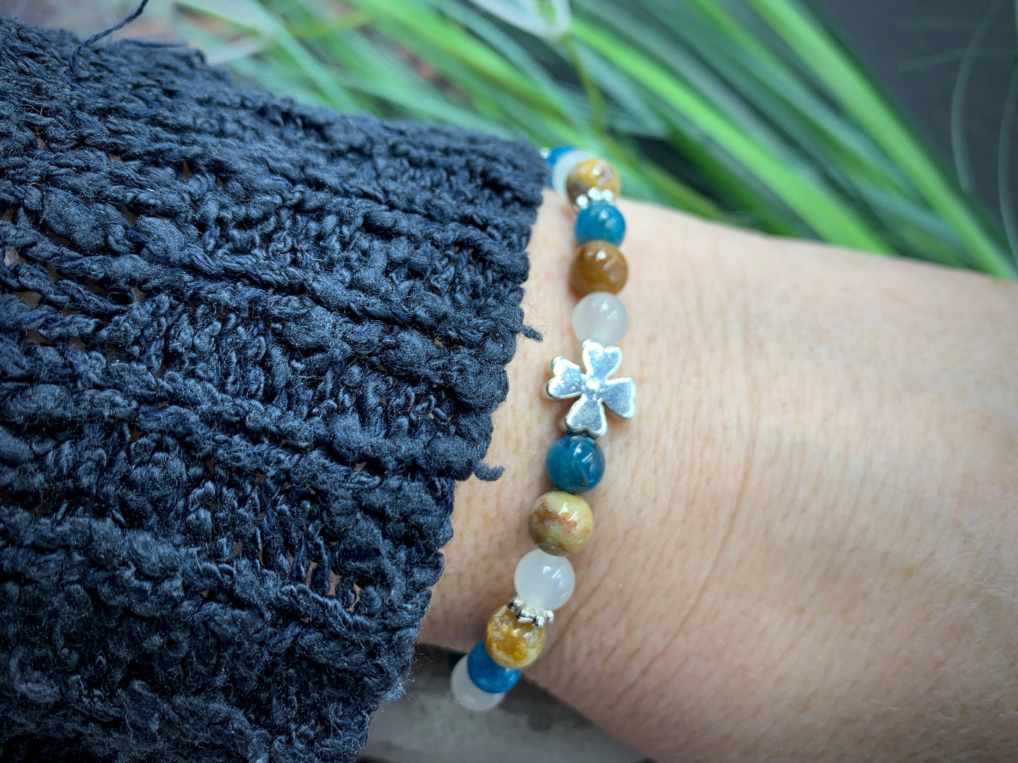 Armband Apatit Versteinertes Holz Mondstein Kleeperlen & Daisyperlen echt Platiniert - Glücksarmband Klarheit Selbstvertrauen Kommunikation