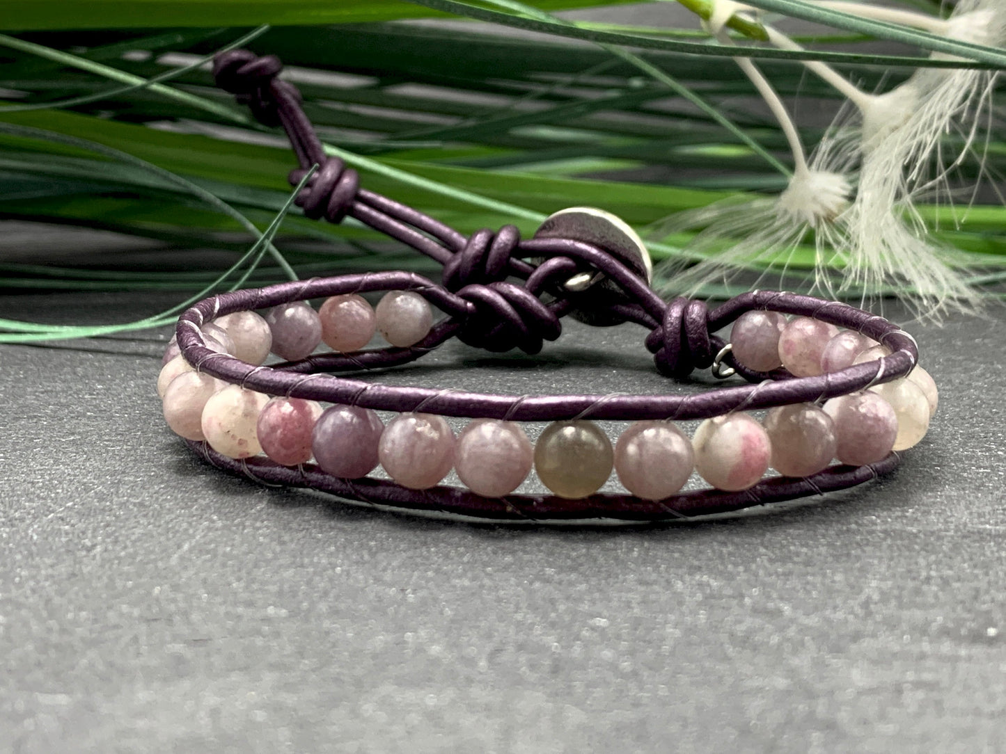 Wickelarmband Lepidolith echter Naturstein und Leder - gewickeltes Bohoarmband -  Geschenk beste Freundin - Wunschedelstein