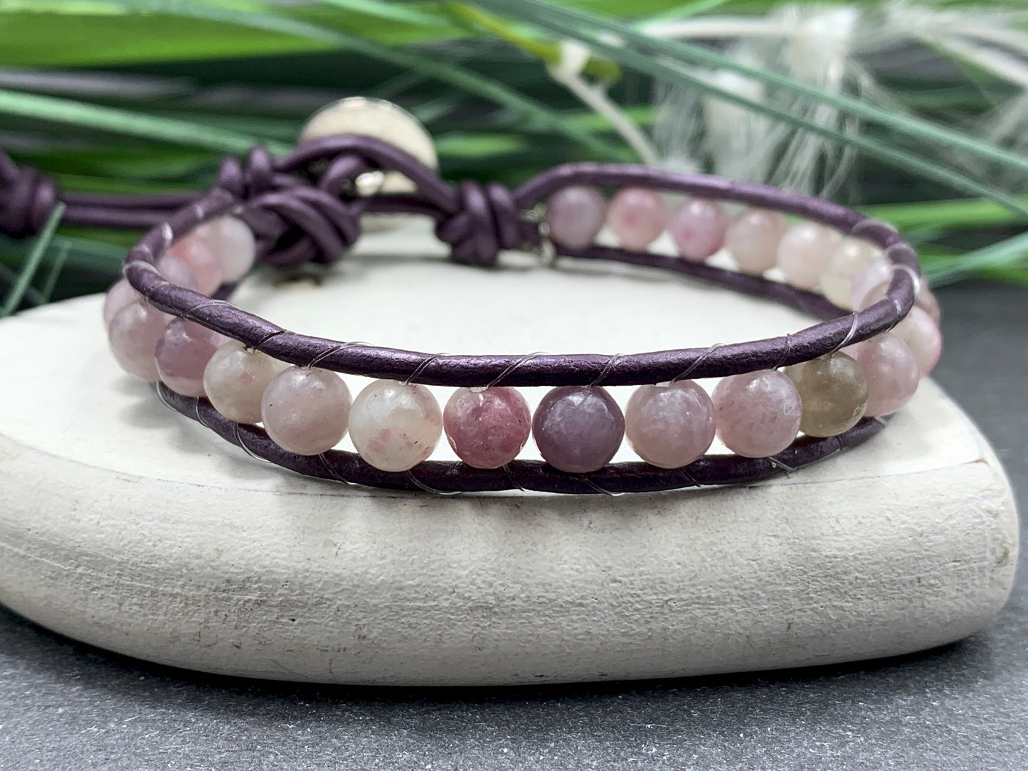 Wickelarmband Lepidolith echter Naturstein und Leder - gewickeltes Bohoarmband -  Geschenk beste Freundin - Wunschedelstein