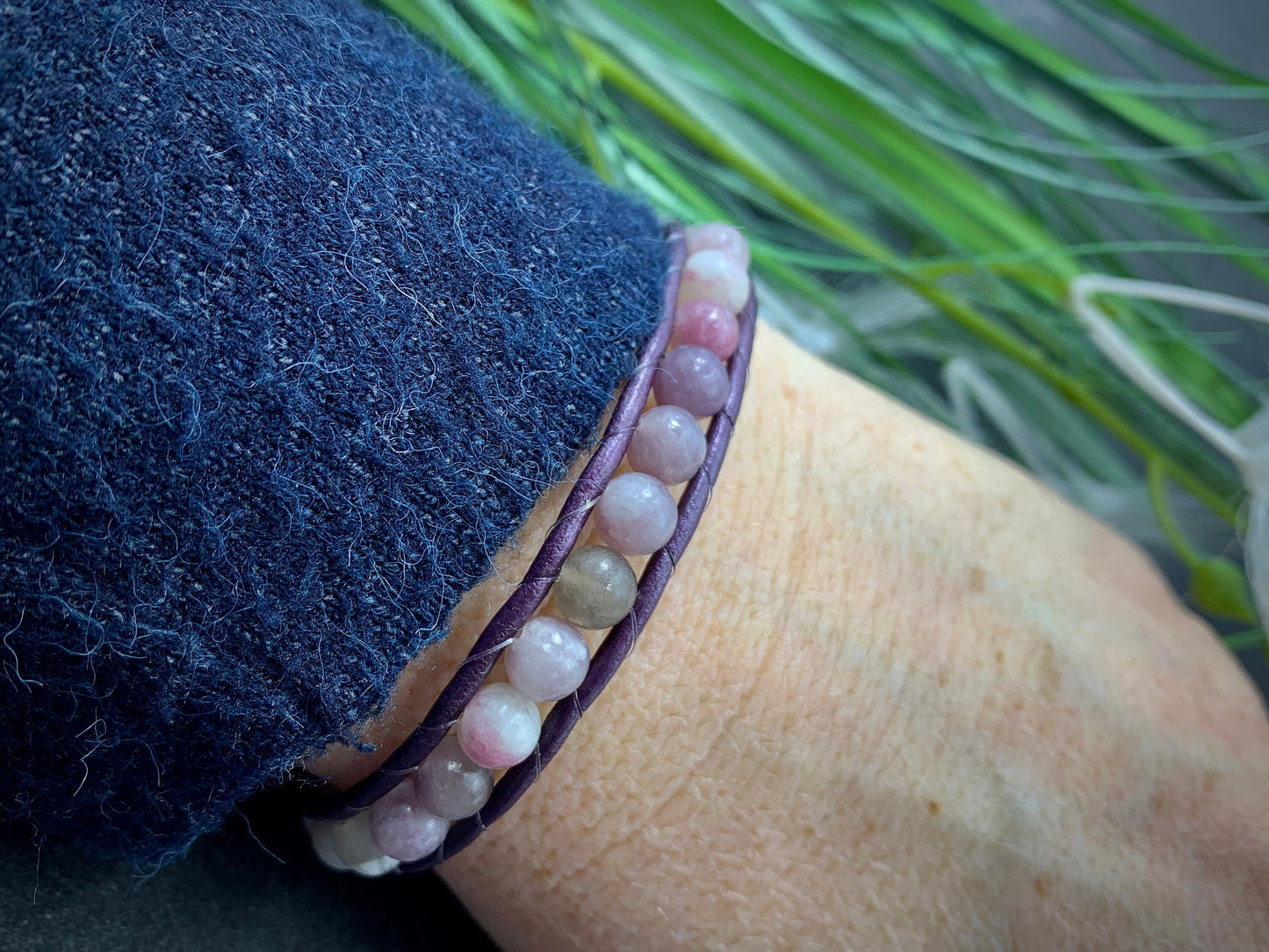 Wickelarmband Lepidolith echter Naturstein und Leder - gewickeltes Bohoarmband -  Geschenk beste Freundin - Wunschedelstein
