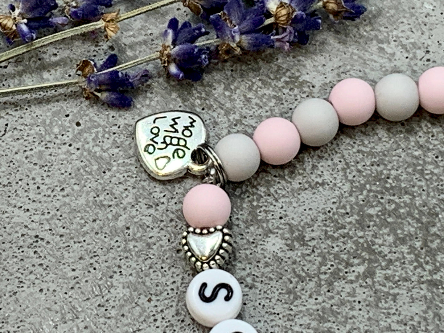 Armband Schulkind Mädchen Hellgrau Rosa Acryl - Geschenk Einschulung erster Schultag Glücksbringer Perlenarmband Mädchen - Wunschfarben