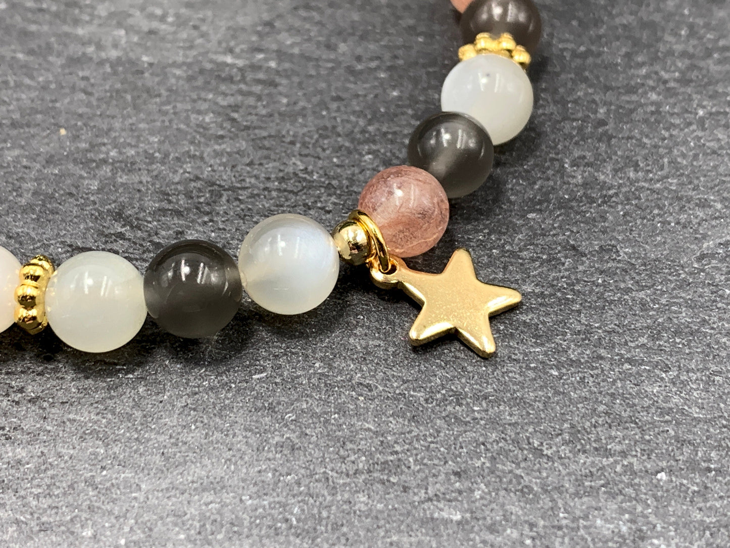 Spirituelles Perlenarmband verschiedene Mondstein Variationen -  Daisyperlen echt Vergoldet - Weiblichkeit Selbstliebe emotionale Stabilität