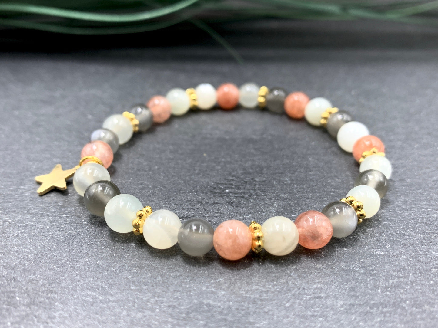 Spirituelles Perlenarmband verschiedene Mondstein Variationen -  Daisyperlen echt Vergoldet - Weiblichkeit Selbstliebe emotionale Stabilität