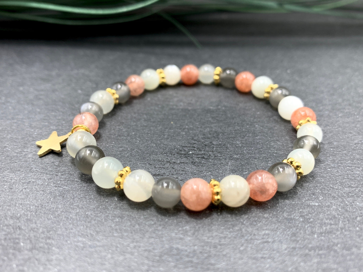 Spirituelles Perlenarmband verschiedene Mondstein Variationen -  Daisyperlen echt Vergoldet - Weiblichkeit Selbstliebe emotionale Stabilität