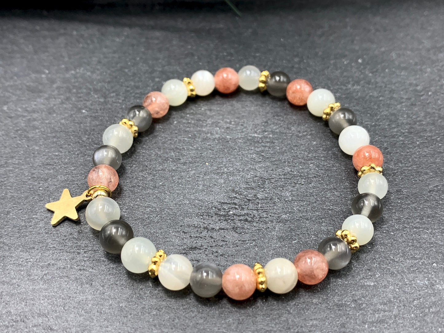 Spirituelles Perlenarmband verschiedene Mondstein Variationen -  Daisyperlen echt Vergoldet - Weiblichkeit Selbstliebe emotionale Stabilität