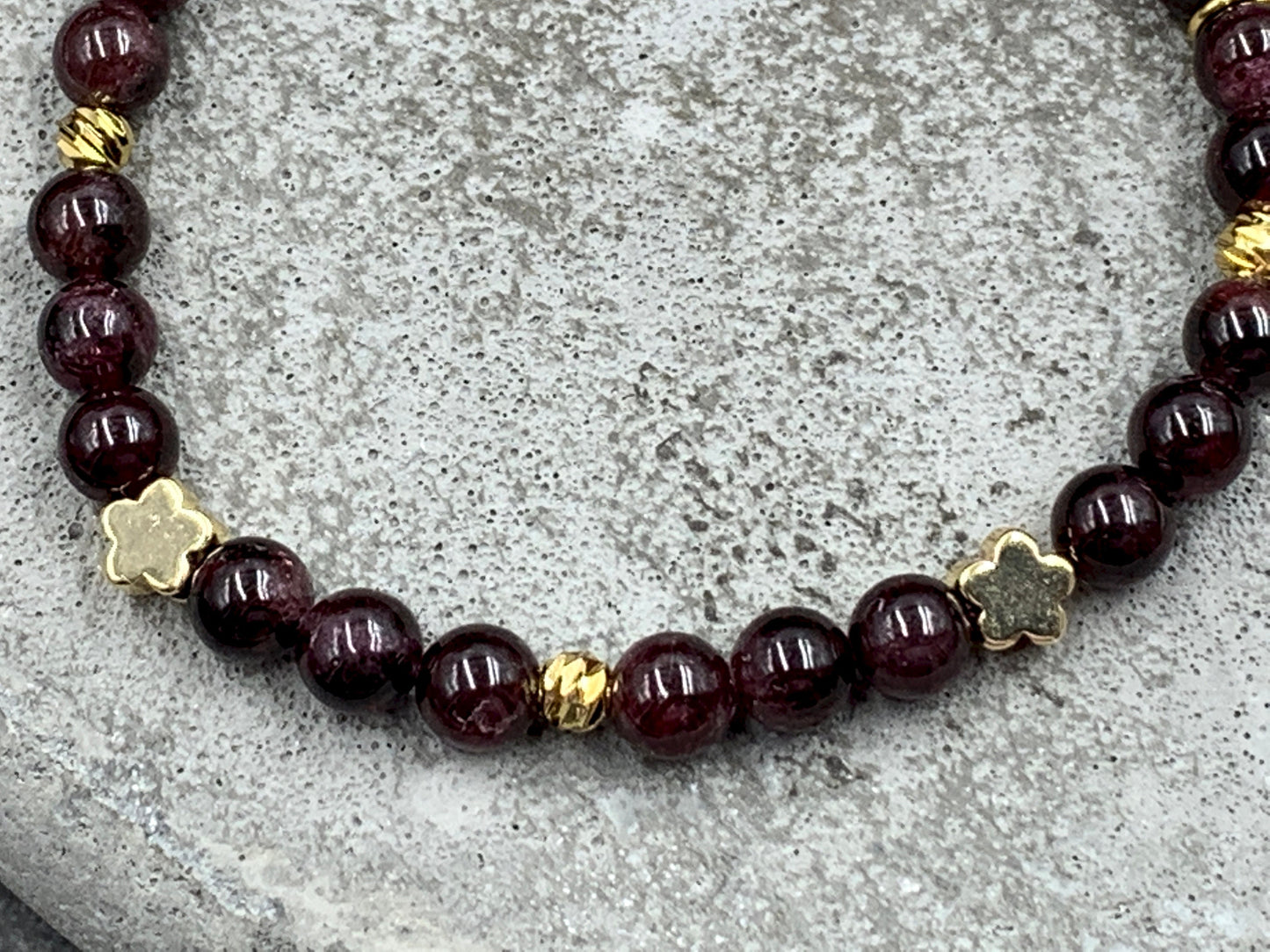 Perlenarmband Granat vergoldet - Makramee Größe einstellbar - diverse Edelsteine - Geschenk Lieblingsmensch Glück Mama Mut Kraft