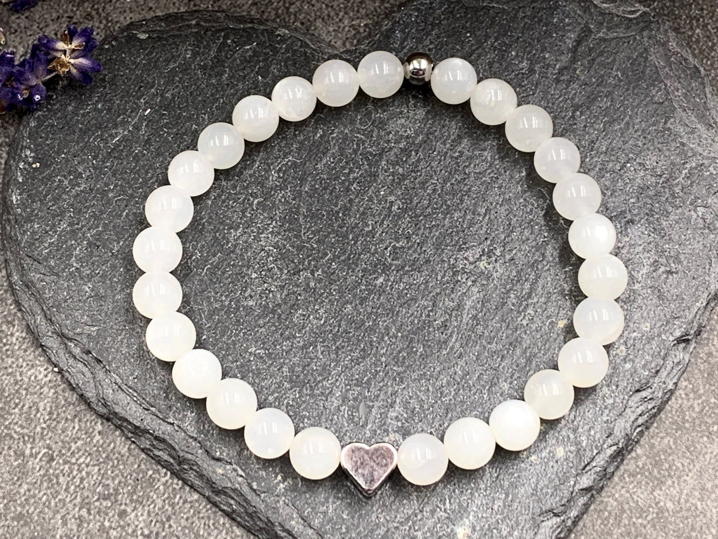 Perlenarmband Mondstein 6mm Herz echt platiniert - Geschenk Liebe Freundin Lieblingsmensch - spiritueller Schmuck - anpassbar