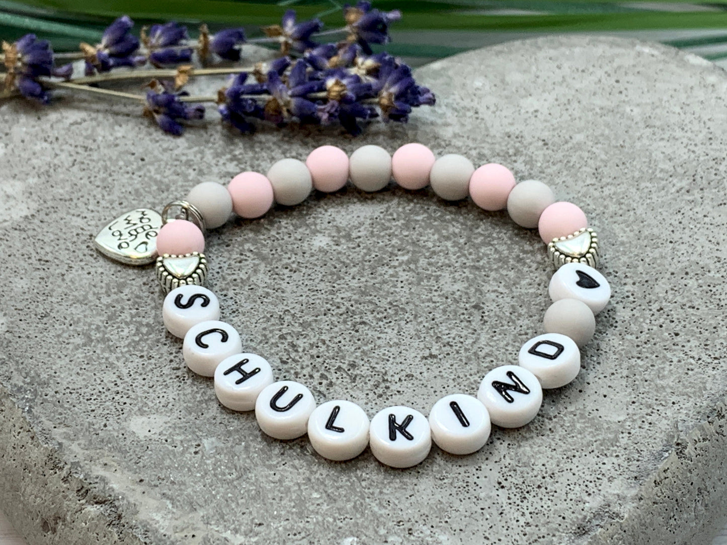 Armband Schulkind Mädchen Hellgrau Rosa Acryl - Geschenk Einschulung erster Schultag Glücksbringer Perlenarmband Mädchen - Wunschfarben