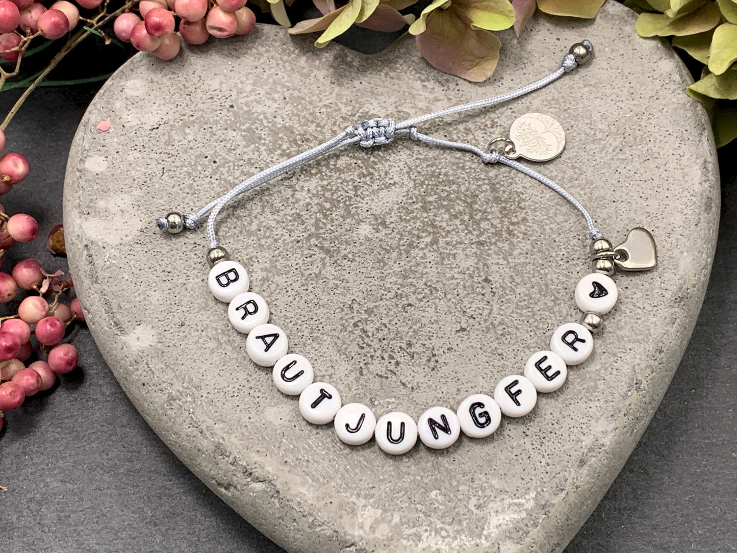 Armband Makramee Brautjungfer Silbergrau Perlen Edelstahl - Größe einstellbar - Geschenk JGA Braut Andenken Hochzeit Trauzeugin viele Farben