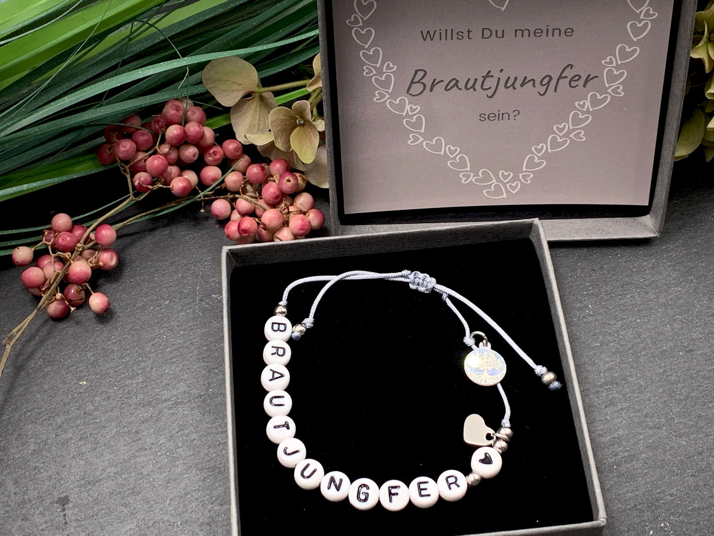 Armband Makramee Brautjungfer Silbergrau Perlen Edelstahl - Größe einstellbar - Geschenk JGA Braut Andenken Hochzeit Trauzeugin viele Farben