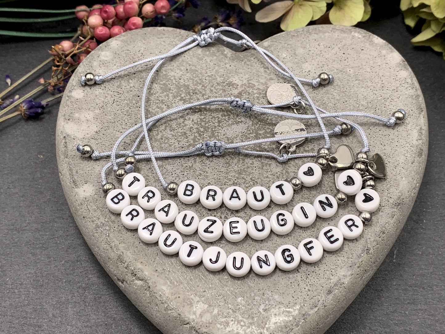 Armband Makramee Brautjungfer Silbergrau Perlen Edelstahl - Größe einstellbar - Geschenk JGA Braut Andenken Hochzeit Trauzeugin viele Farben