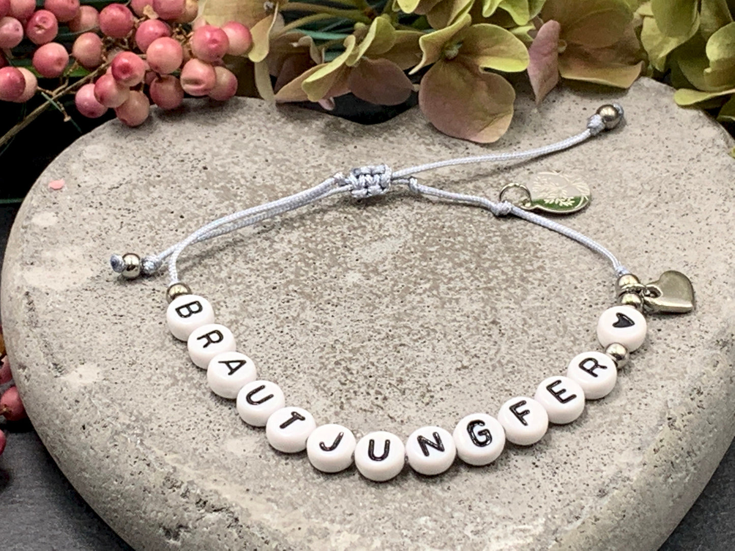 Armband Makramee Brautjungfer Silbergrau Perlen Edelstahl - Größe einstellbar - Geschenk JGA Braut Andenken Hochzeit Trauzeugin viele Farben