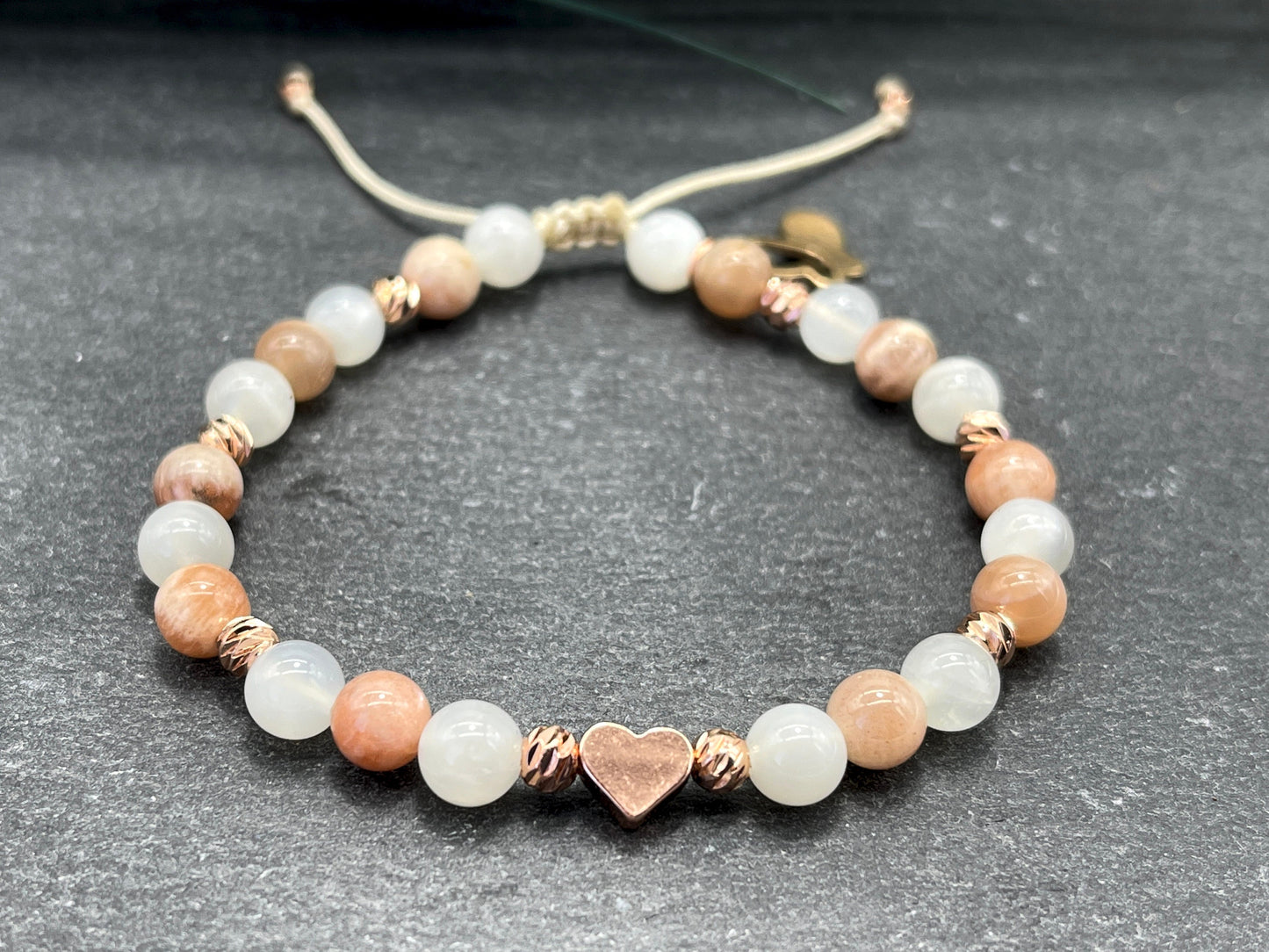 Armband Mondstein Rhodonit Makramee Facettenperlen Roségold plated - spirituelles Perlenarmband Selbstliebe Herzöffnung Liebe Mitgefühl