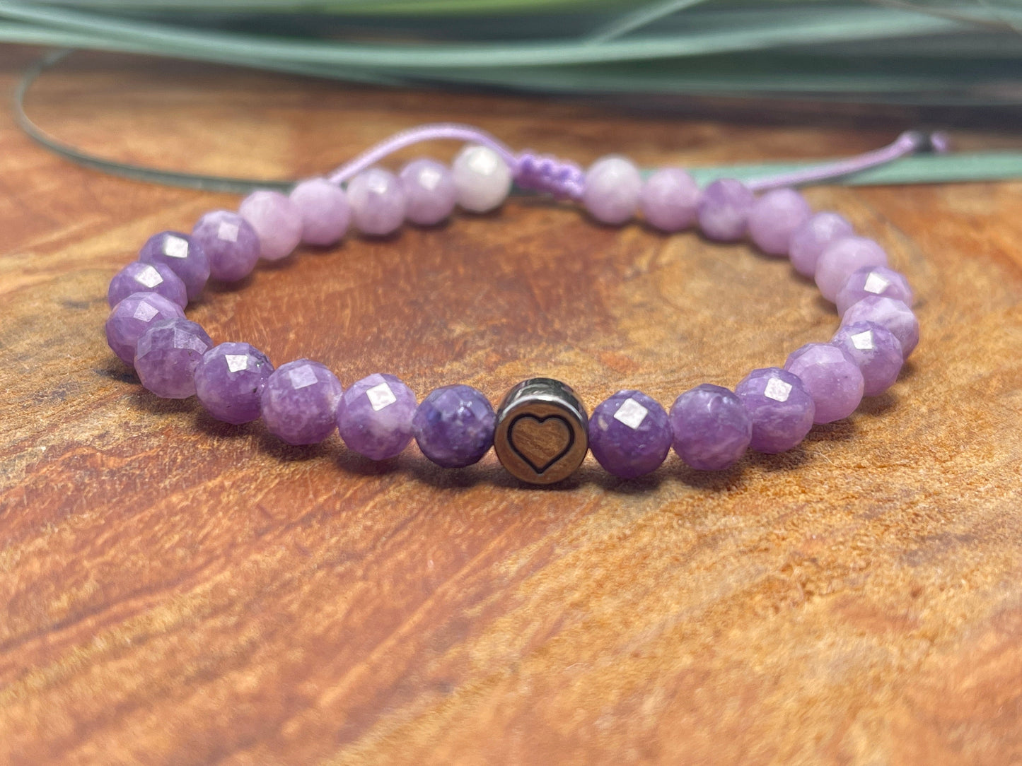 Perlenarmband Sugilith echter Naturstein Farbverlauf Makramee - Herz DQ Gunmetal - Silber Gold Roségold - Armband Schutz emotionale Heilung